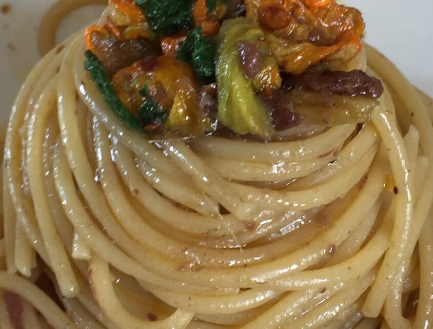 Pasta con fiori di zucca mozzarella e alici