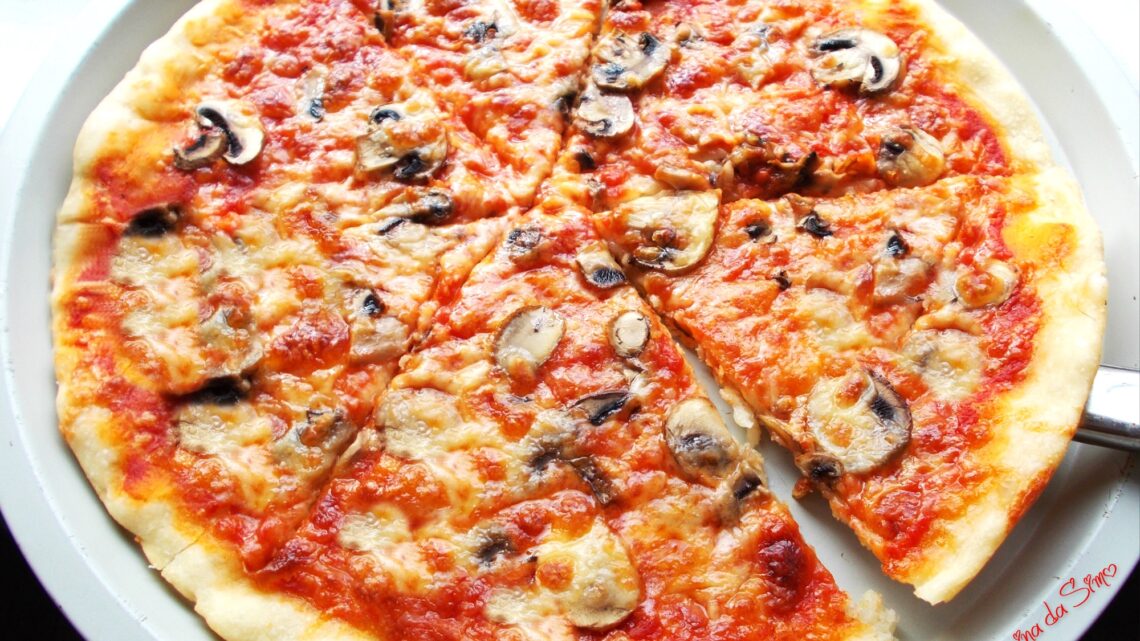 Pizza Tonda Rossa con funghi