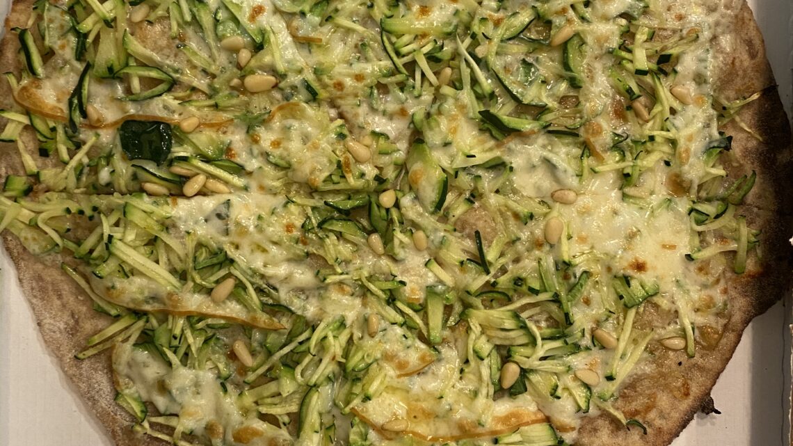 Tonda zucchine, provola e pinoli